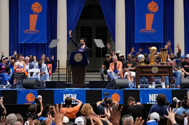Video thumbnail for Mamdani gives New York Knicks keys to city after NBA title