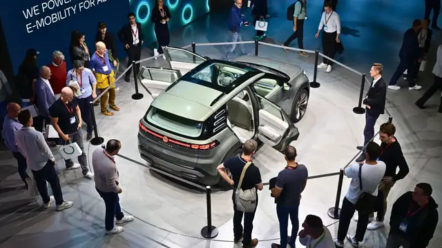 'Video thumbnail for Chinese EVs challenge German giants at Europe's largest auto show in Munich'