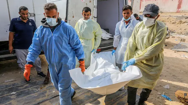 'Video thumbnail for Israel returns bodies of 15 Palestinians to Gaza in exchange for remains of Israeli soldier'