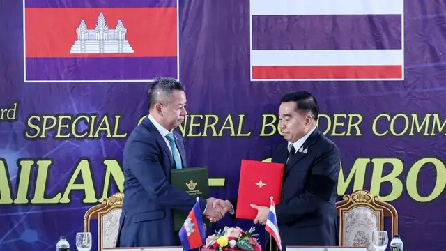 Video thumbnail for Thailand and Cambodia sign ceasefire agreement after weeks of deadly border clashes