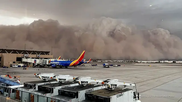 'Video thumbnail for Giant Phoenix dust storm grounds flights, knocks out power '
