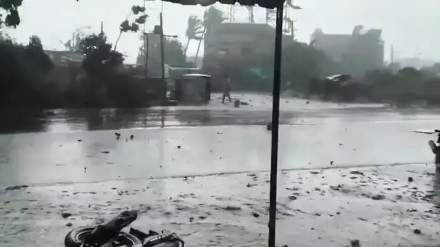 Video thumbnail for India: Heavy Rain and Winds Batter Burgampadu Village in Telangana.