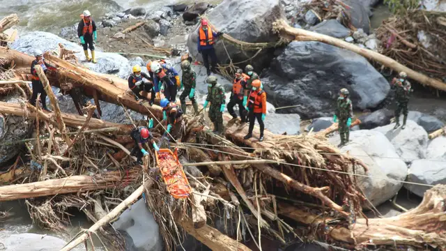 Video thumbnail for More than 600 killed, hundreds still missing after heavy floods, landslides across Indonesia