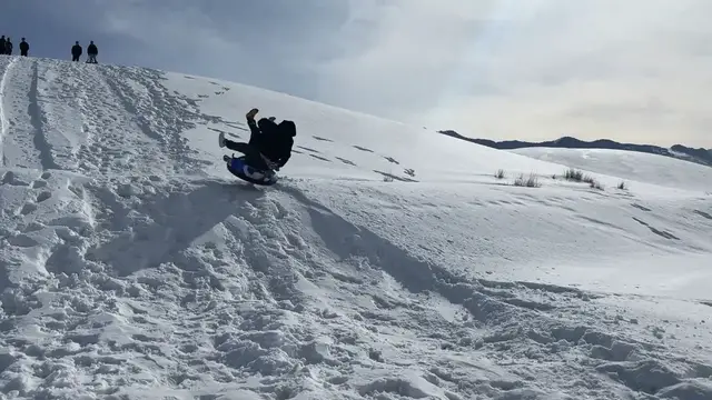 Video thumbnail for Hilarious Snow Tubing Wipeout in Xinjiang!