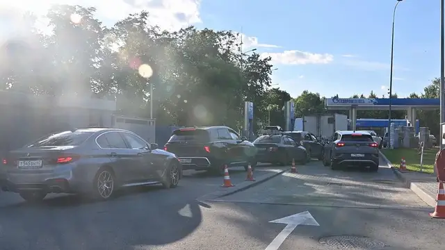 Video thumbnail for Fuel queues and price differences emerge at some stations around Moscow.