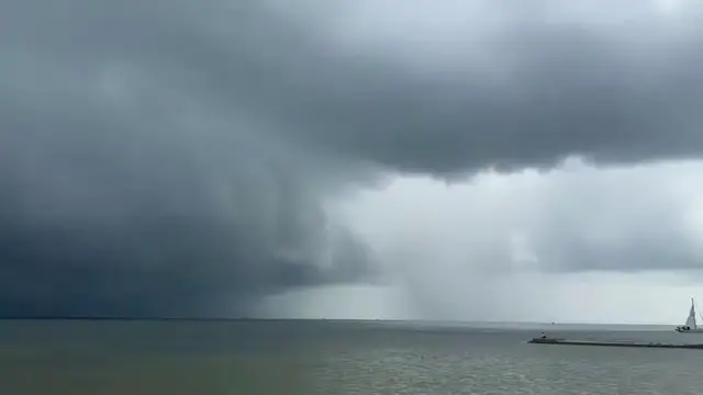 Video thumbnail for US: Massive Shelf Cloud Sweeps Across Florida Coast Ahead Of Thunderstorms.