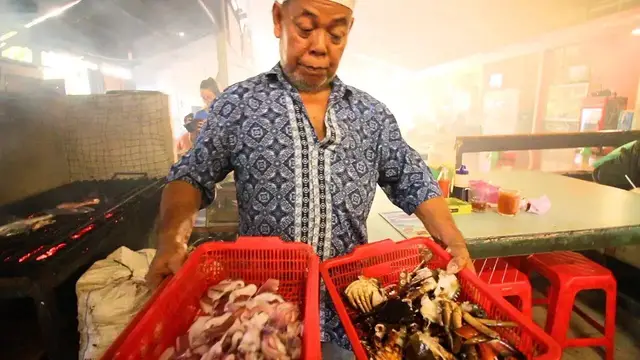 'Video thumbnail for Indonesian Street Food tour in JAKARTA - SEAFOOD + PADANG Street Food | RARE Kerak Telor + BEST BBQ'