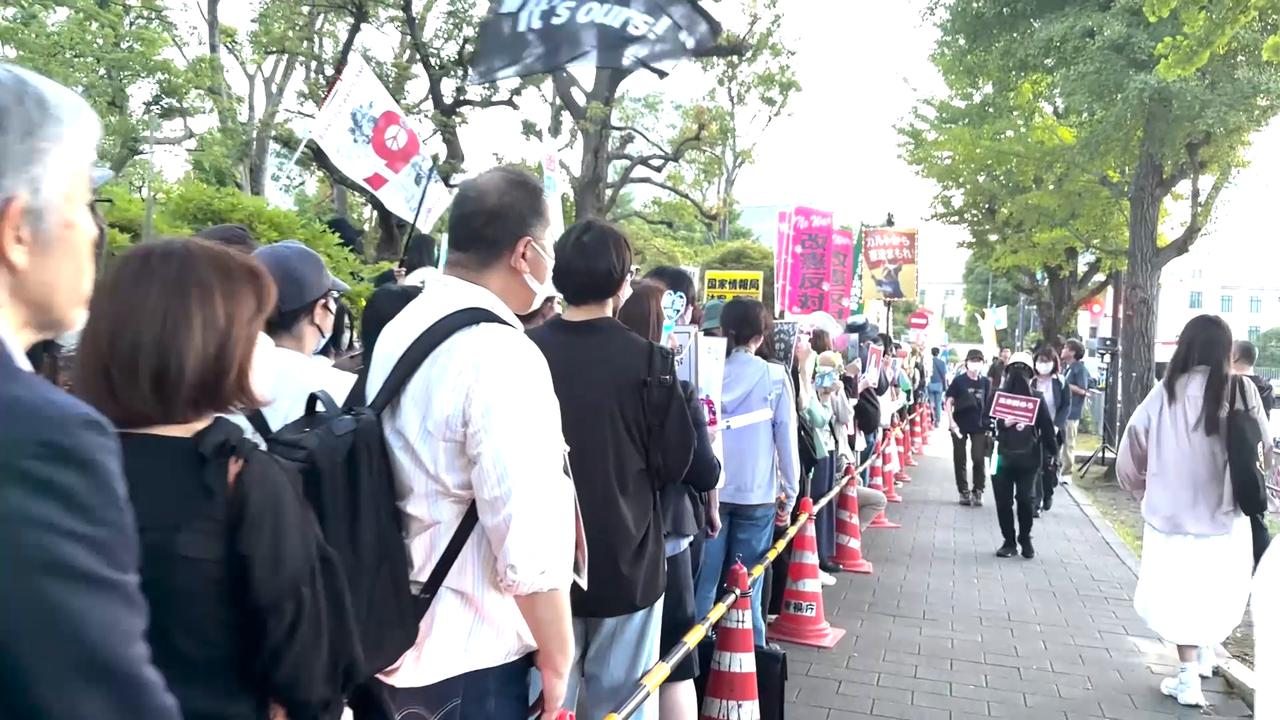 Video thumbnail for France: Protesters gather outside Japan's Parliament to oppose constitutional revision.