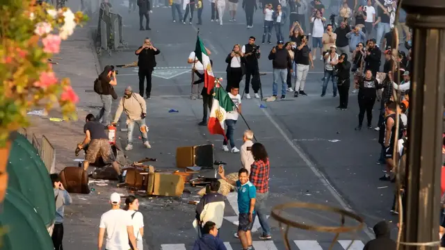 'Video thumbnail for Mexico violence: Protests continue over mayor killing in Michoacan'