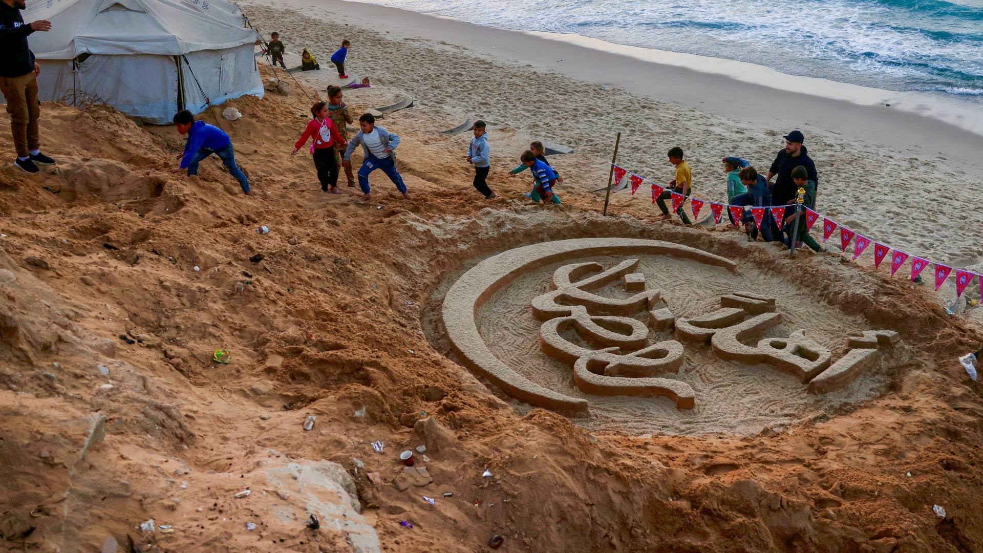 Video thumbnail for Ramadan in the rubble: Faith brings Palestinians together despite hardships