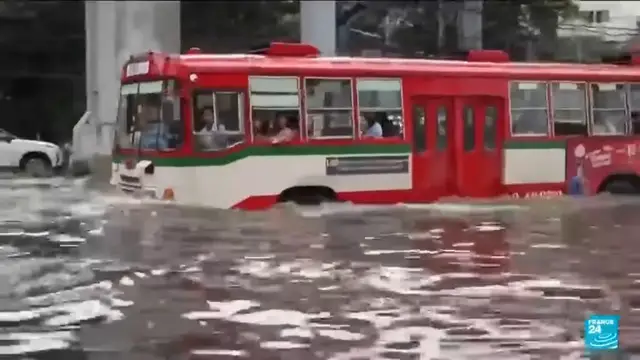 Video thumbnail for Thousands evacuated amid Bangkok floods