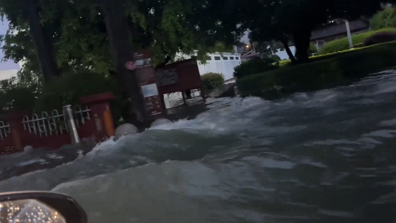 Video thumbnail for Car Navigates Deep Flood in Guangdong Neighborhood