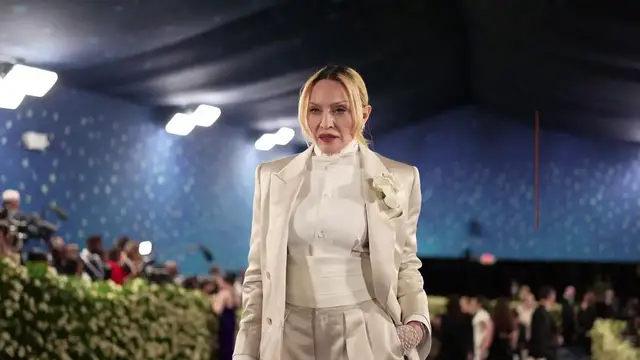 Video thumbnail for Madonna révèle pourquoi son biopic a été annulé.