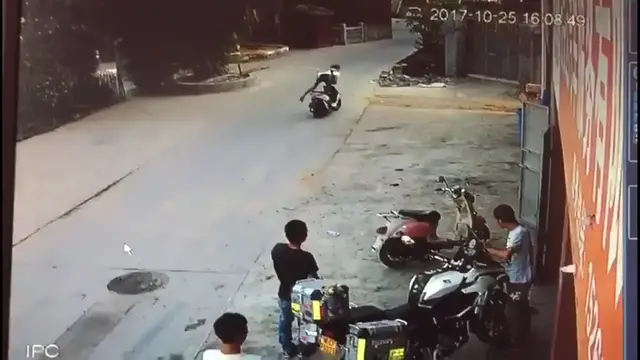 Video thumbnail for Man Wipes Out Standing on Moving Motorcycle in China