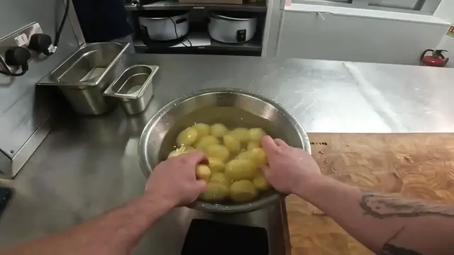 Video thumbnail for The Ultimate Chef Guide to Perfect Roast Potatoes(720P HD)