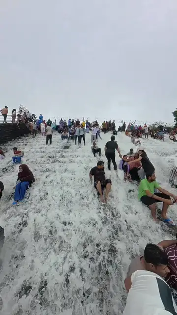 Video thumbnail for Monsoon Rush at Overflowing Bhushi Dam in Lonavala