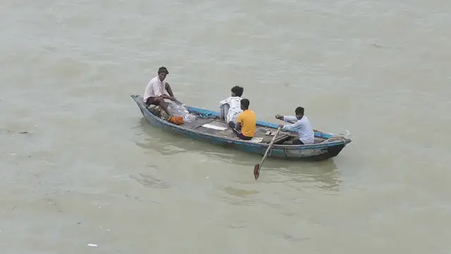 Video thumbnail for India: Flood in River Ganges.