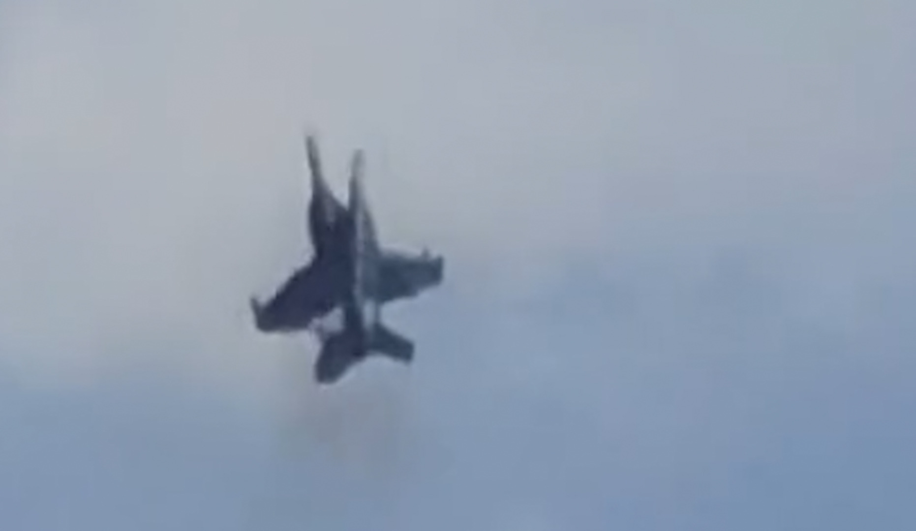 Video thumbnail for Moment of collision between two Navy jets at Idaho air show