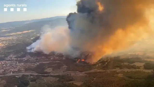 Video thumbnail for Spain: Catalonia wildfire scorches about 400 hectares.