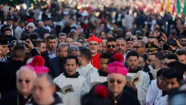 Video thumbnail for Christmas festivities slowly return to West Bank holy city of Bethlehem