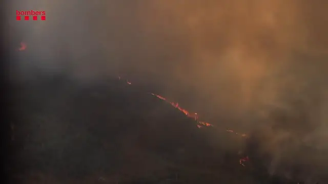 Video thumbnail for Spain: Catalonia firefighters battle Carme wildfire.
