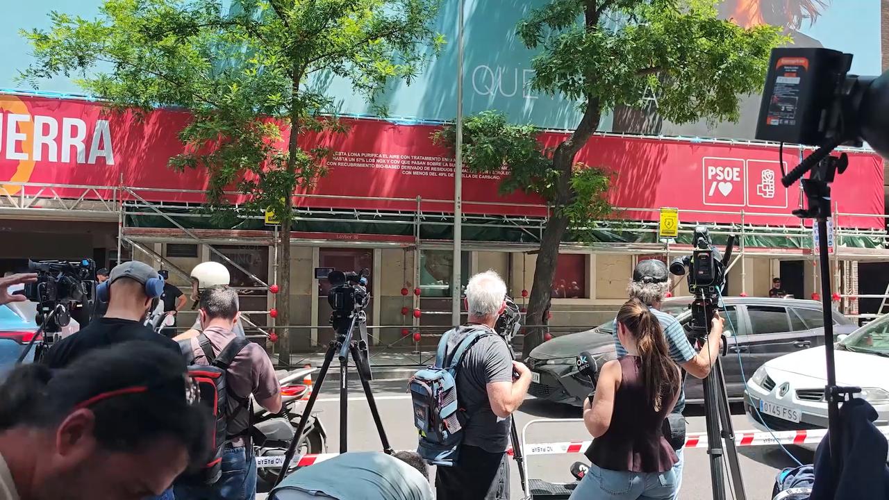Video thumbnail for Spain: Spanish police enter Socialist Party headquarters in funding probe (2).