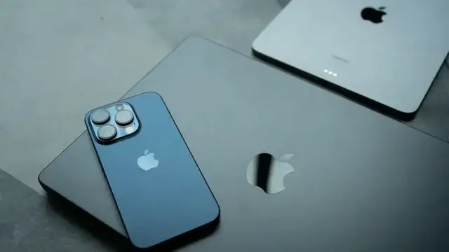 Video thumbnail for Apple Bets Bigger on A.I. with New Macs