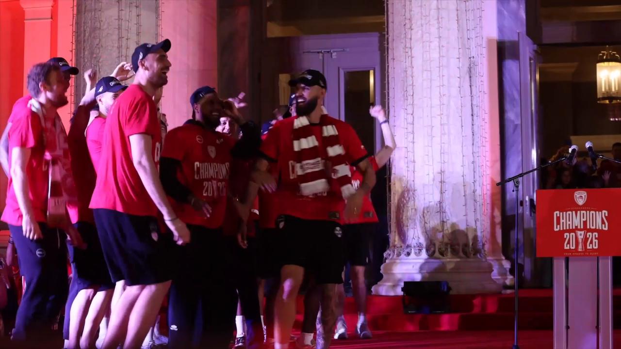 Video thumbnail for Greece: Olympiacos players celebrate EuroLeague title in Piraeus.