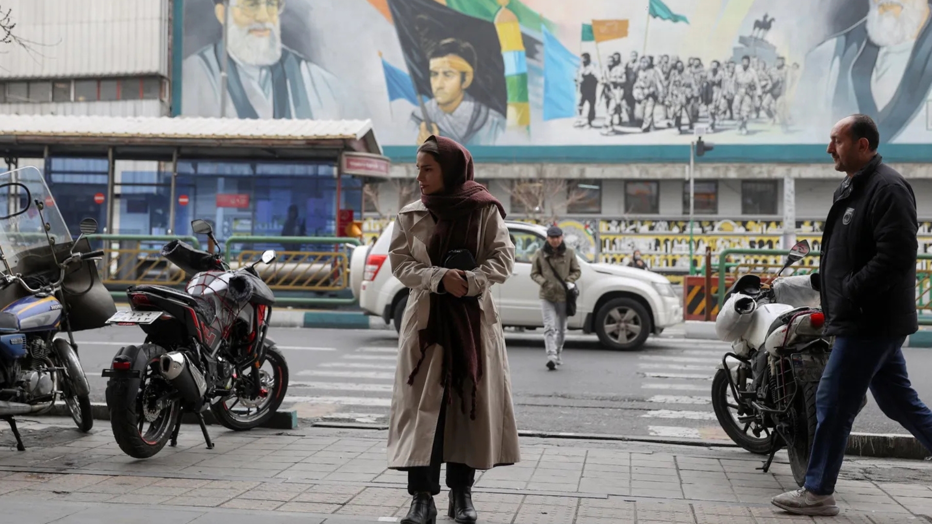 Video thumbnail for US-Iran talks : Iranians hope for diplomacy and prepare for war