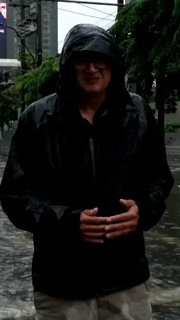 Video thumbnail for Al Jazeera reports from Bangkok flood disaster zone