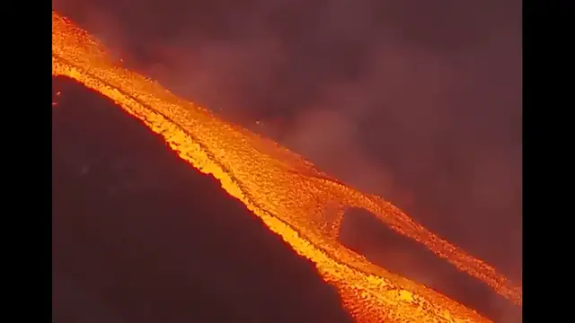 Video thumbnail for Lava fließt schneller - Vulkanausbruch La Palma 2021