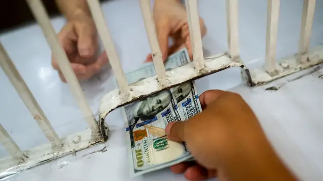 Video thumbnail for US dollar decline hits Filipino overseas workers' remittances as peso hits year-high
