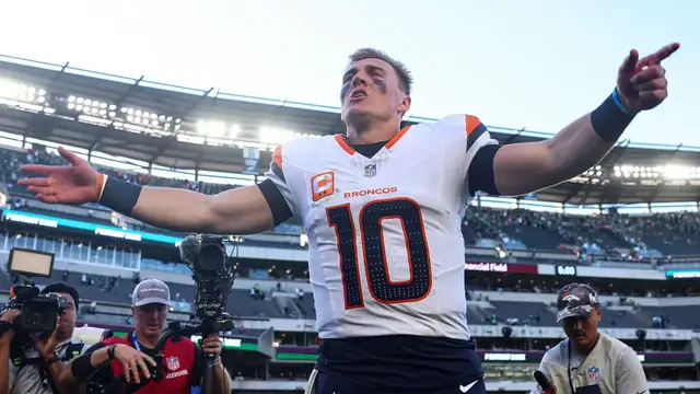 'Video thumbnail for Broncos Knock Eagles From Ranks of Unbeaten'