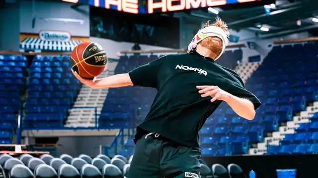 Video thumbnail for Longest basketball shot blindfolded - 22.51 metres (73 ft 10.2 in) by Tristan Jass