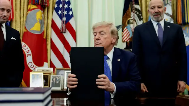 Video thumbnail for Trump signs executive orders banning so-called ‘birth tourism’
