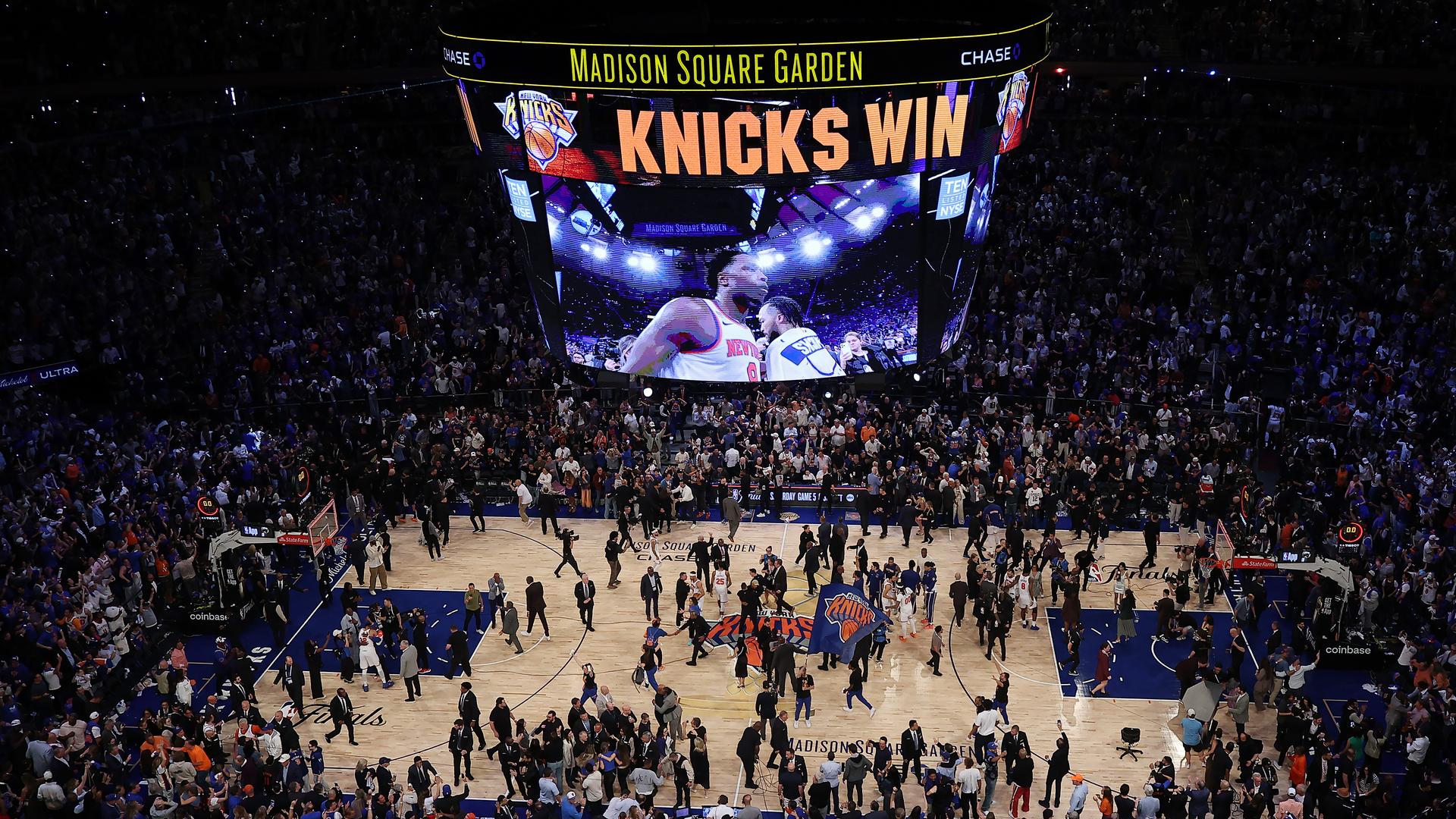 Video thumbnail for Knicks rally from 29 down, move within one win of title