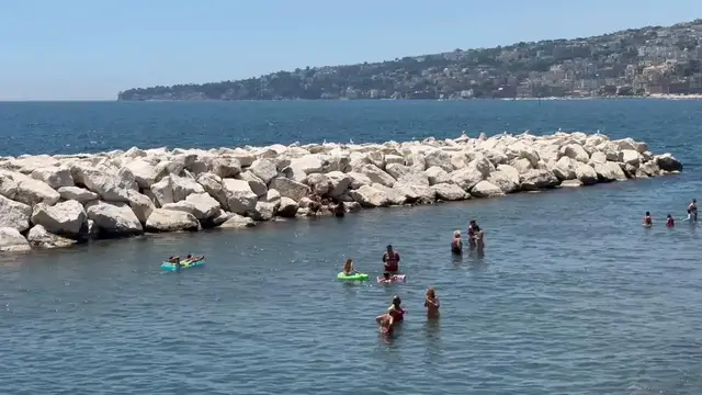 Video thumbnail for Italy: People flock to beaches in Naples as African heatwave sweeps Italy.