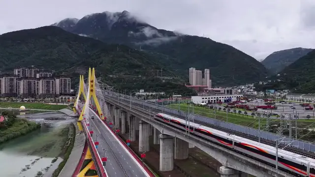 Video thumbnail for China: Yichang-Xingshan High-Speed Rail Line Opens in Hubei.