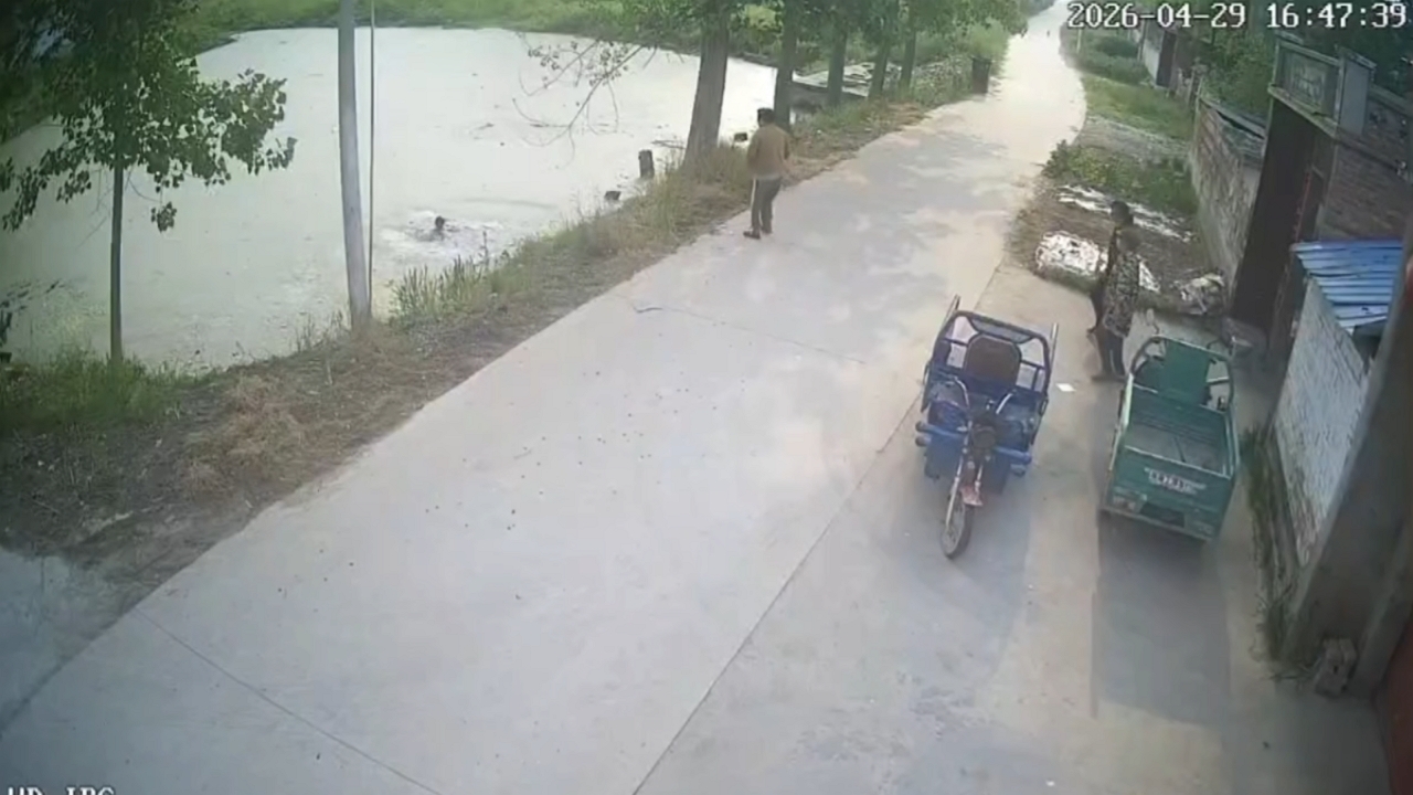 Video thumbnail for Child Rescued After Trike Flips into Pond in China