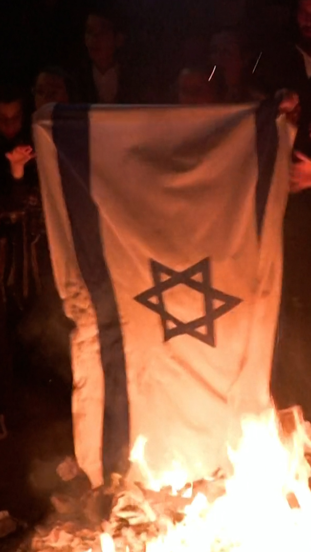 Video thumbnail for Ultra-Orthodox Jews burn Israeli flags to protest national day