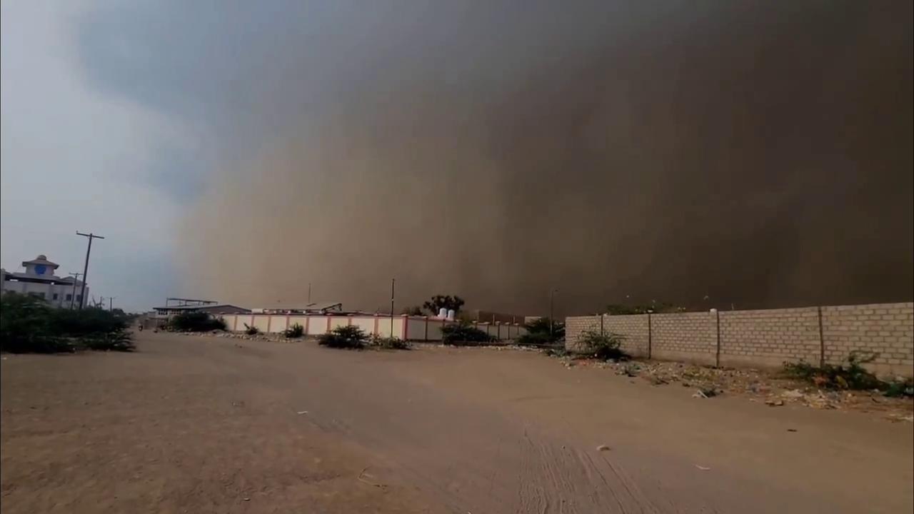 Video thumbnail for Yemen: Massive Sandstorm Engulfs Coastal Town in Yemen.