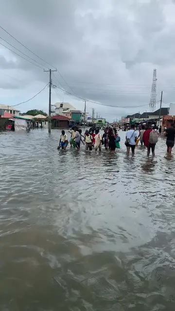 Video thumbnail for Schoolchildren Navigating Flooded Streets in Ogombo Lagos
