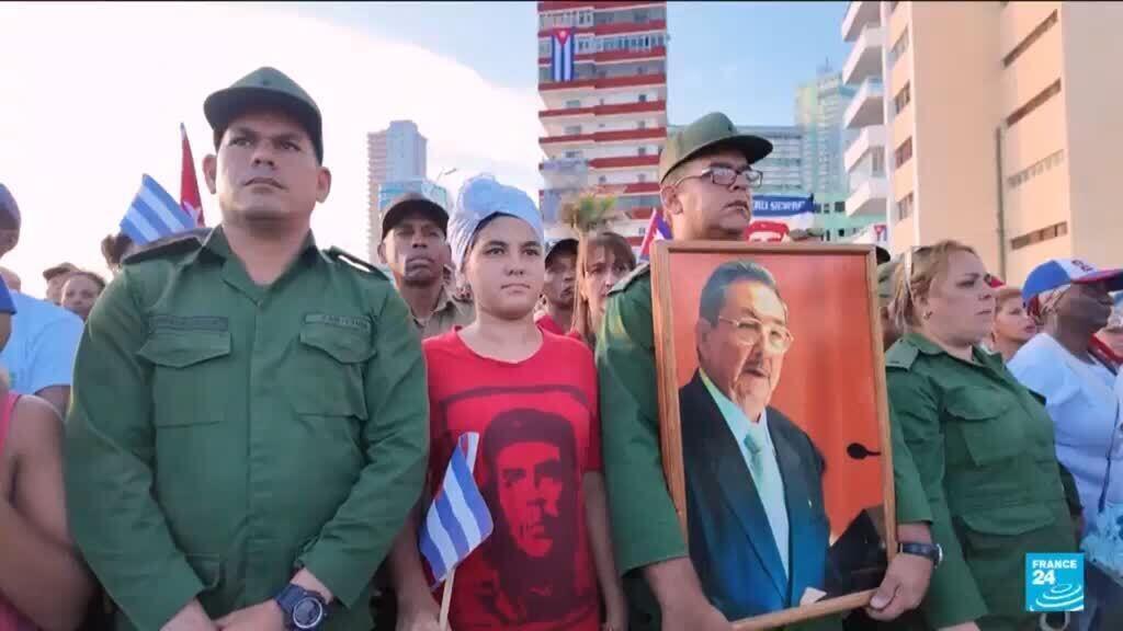 Video thumbnail for Cuba: Castro backers rally in front of United States embassy in Havana