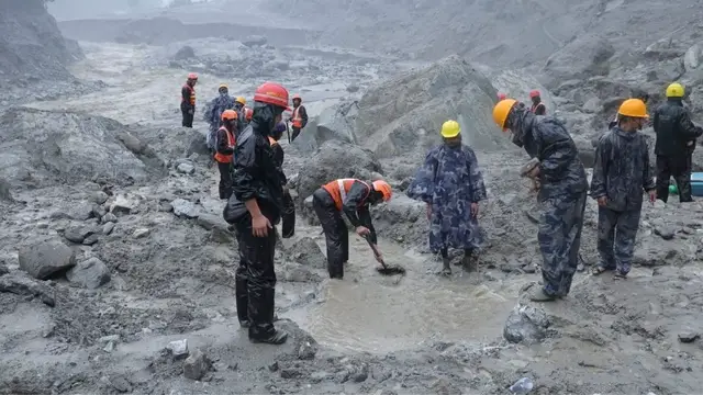 Video thumbnail for Rescuers search for survivors as Nepal flood death toll tops 900, thousands still missing