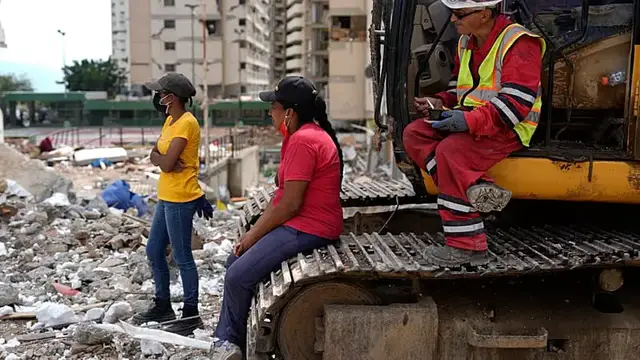 Video thumbnail for Venezuela: families continue digging through the rubble for relatives
