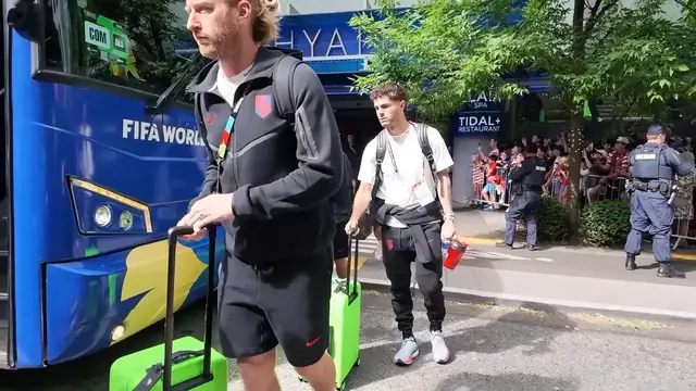 Video thumbnail for US: US team leaves hotel ahead of World Cup clash with Australia in Seattle.