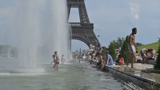 Video thumbnail for France: Parisians seek relief in fountains amid scorching heatwave.