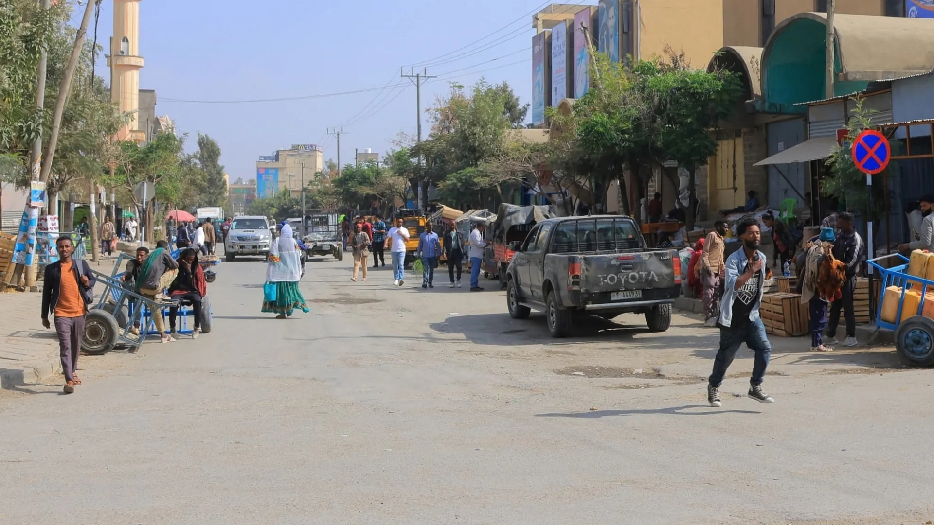 Video thumbnail for Fear and uncertainty in Ethiopia: Residents leave Tigray capital fearing conflict