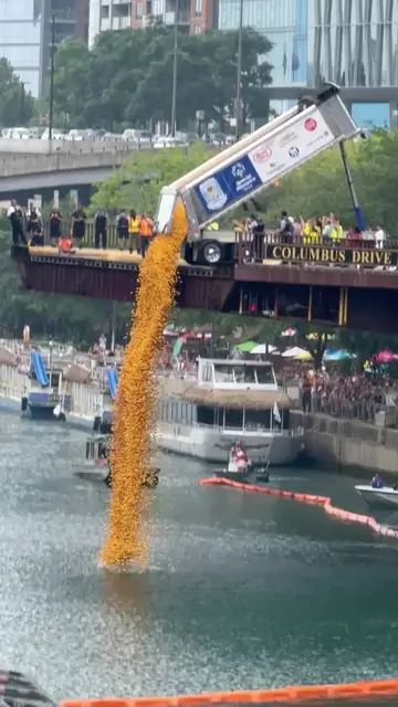Video thumbnail for Rubber Duck Splashdown in Chicago River for Special Olympics
