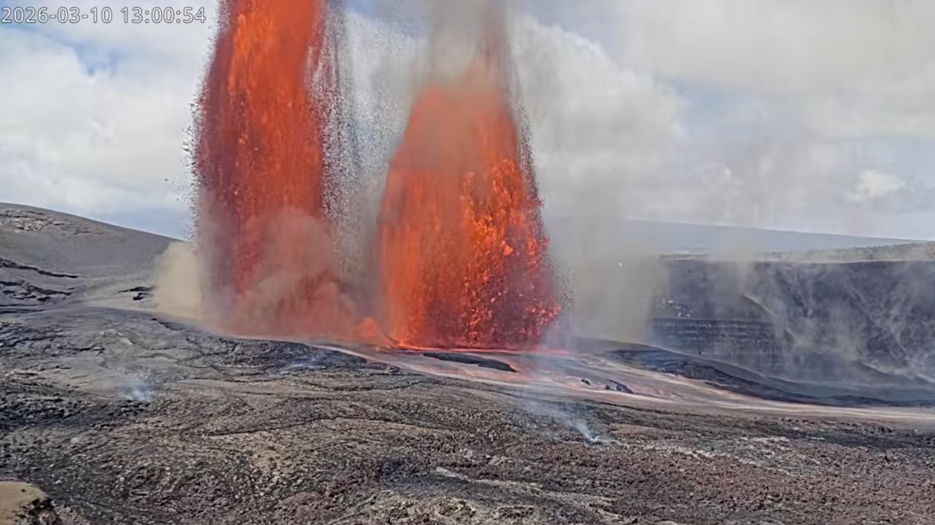 Video thumbnail for Kīlauea erupts with 1,000-foot lava fountains in latest event